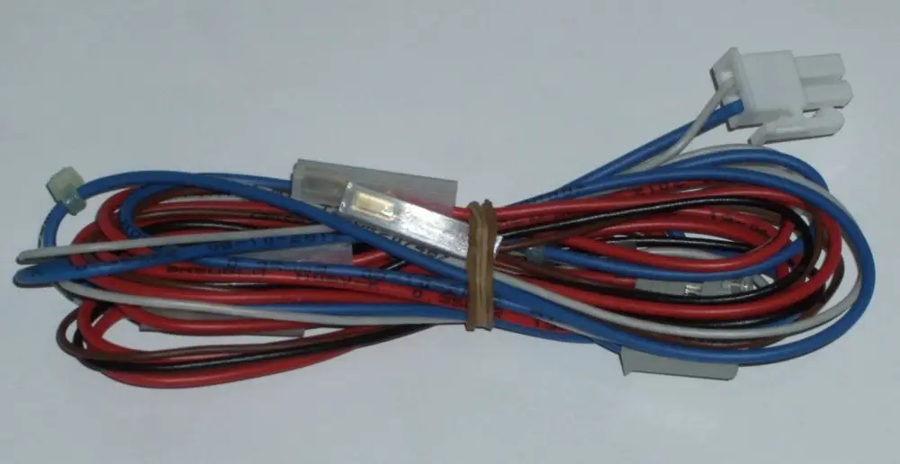 Kabelbündel mit mehreren Leitungen in Blau, Rot, Schwarz und Weiß. Eindeutiges Steckerdesign, geeignet für Anwendungen in Daikin Heizsystemen.